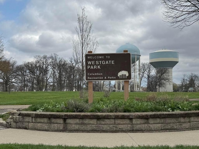 community sign with a yard
