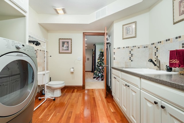 1917 Nichole Cir, Lancaster, OH 43130 - clothes washing area with laundry area, light wood-type flooring, a sink, visible vents, and washer / clothes dryer
