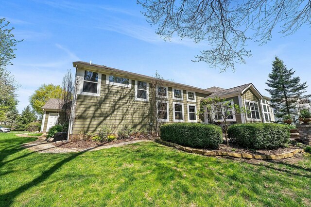 6767 Burnside Ln, Dublin, OH 43016 - rear view of house with a lawn