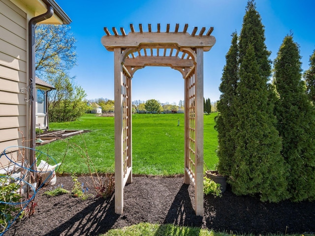 view of yard featuring a pergola