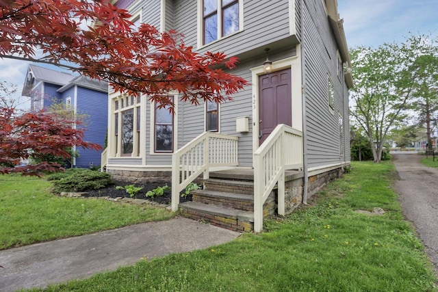 423 Hudson Ave, Newark, OH 43055 - view of exterior entry featuring a lawn