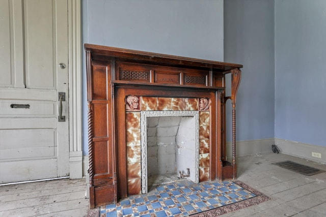 423 Hudson Ave, Newark, OH 43055 - room details with visible vents and wood finished floors