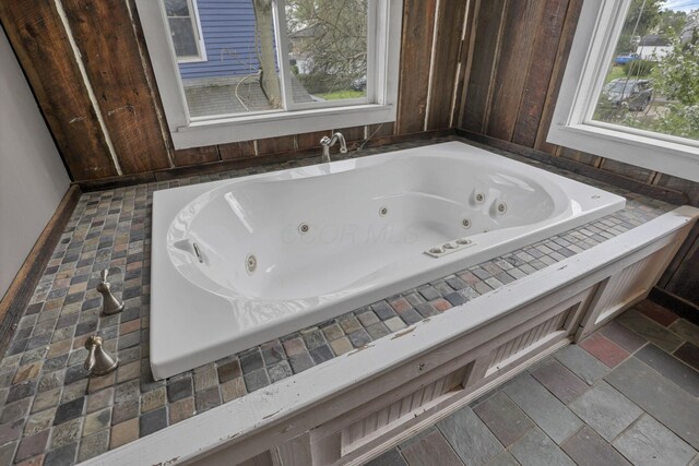 423 Hudson Ave, Newark, OH 43055 - full bathroom featuring a jetted tub