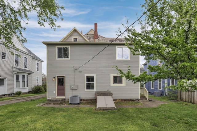 423 Hudson Ave, Newark, OH 43055 - back of house featuring fence, cooling unit, and a lawn