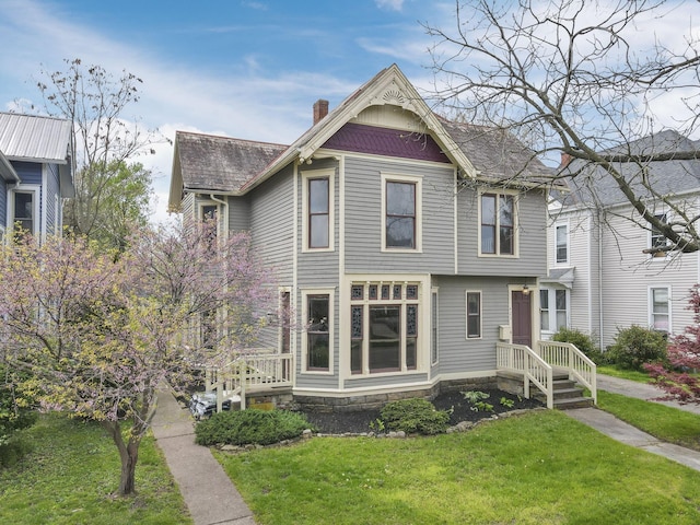 423 Hudson Ave, Newark, OH 43055 - victorian home featuring a chimney and a front yard