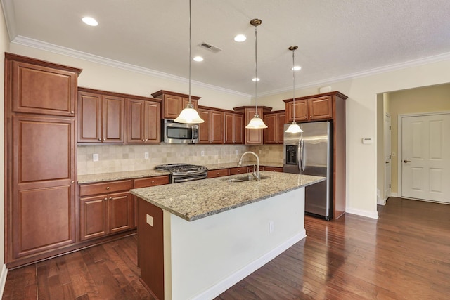 kitchen with a sink, an island with sink, dark wood-style floors, and stainless steel appliances