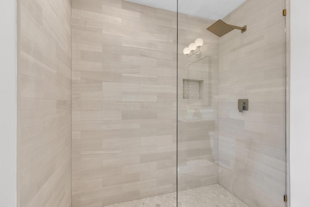 7847 Maplecreek Ct, Powell, OH 43065 - bathroom featuring a tile shower