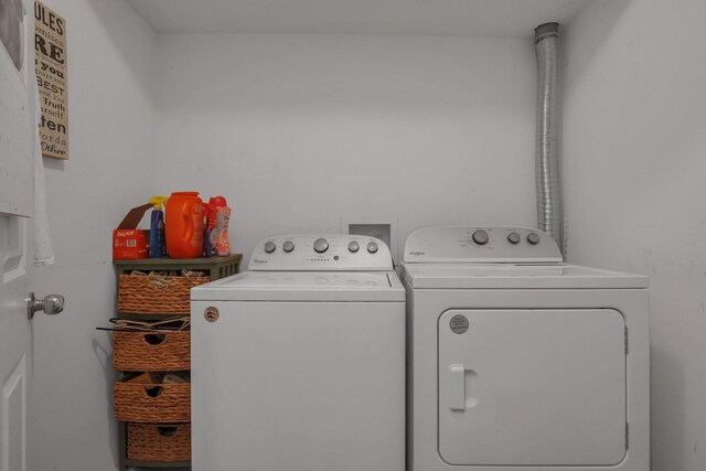 washroom with laundry area and washing machine and dryer