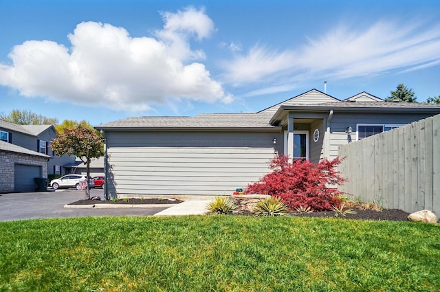 5688 Blendonridge Dr Unit 93E, Columbus, OH 43230 - ranch-style home featuring fence and a front lawn
