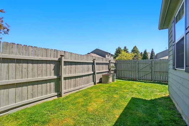 5688 Blendonridge Dr Unit 93E, Columbus, OH 43230 - view of yard featuring a fenced backyard