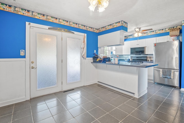 14 Stoney Ridge Dr SW, Pataskala, OH 43062 - kitchen featuring ceiling fan, wainscoting, a peninsula, stainless steel appliances, and white cabinetry
