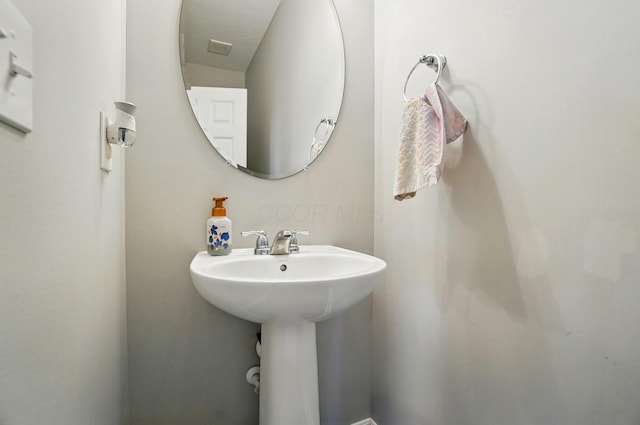 bathroom featuring a sink