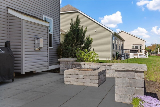 view of patio featuring an outdoor fire pit