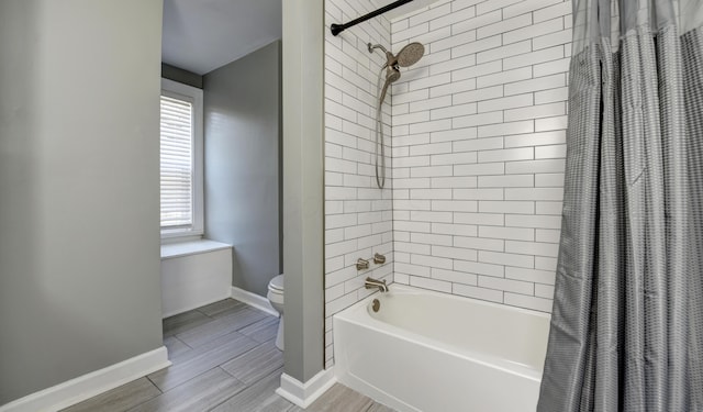 bathroom with baseboards, shower / bath combo with shower curtain, wood tiled floor, and toilet