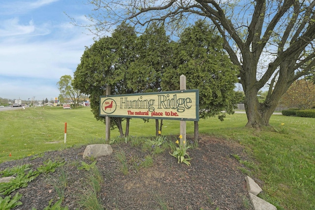 community sign with a yard