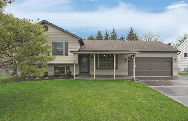 tri-level home with roof with shingles, an attached garage, a front lawn, covered porch, and driveway