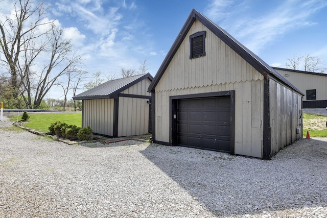 detached garage featuring gravel driveway