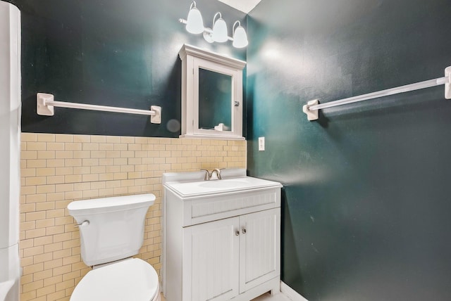 3186 Bowdoin Cir, Columbus, OH 43204 - bathroom featuring toilet, vanity, and tile walls