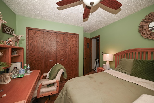 bedroom featuring wood finished floors, a textured ceiling, ceiling fan, and a closet