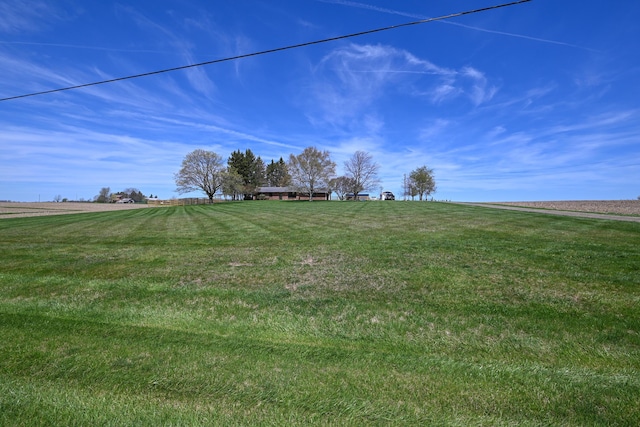 view of yard featuring a rural view