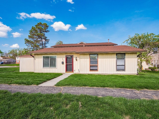 view of front of house featuring a front yard