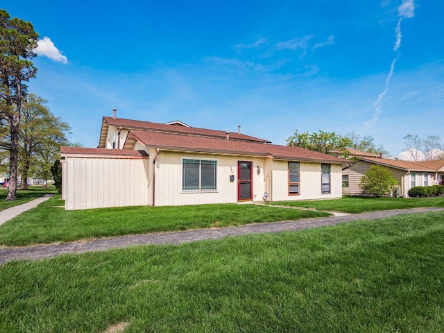 single story home featuring a front yard