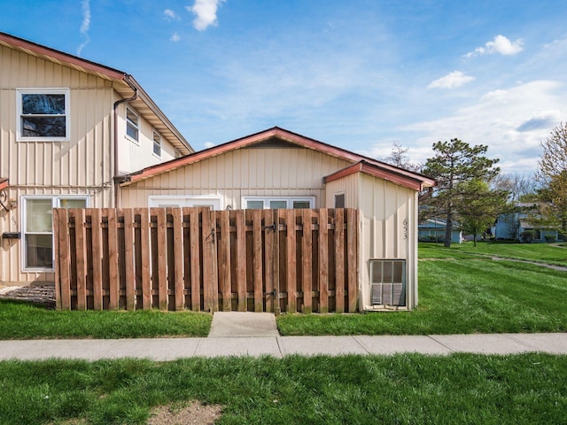 view of front of house with fence and a front lawn