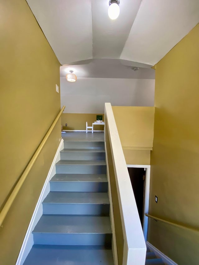 110 N Ogden Ave, Columbus, OH 43204 - view of stairway