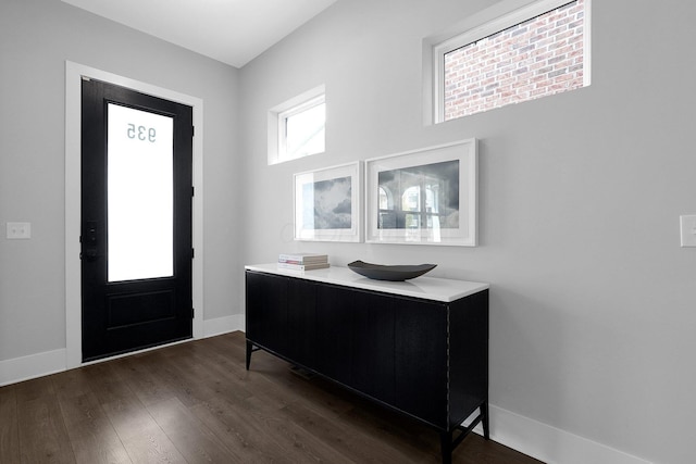 935 Pullman Pl, Columbus, OH 43212 - foyer entrance featuring baseboards and dark wood-style flooring