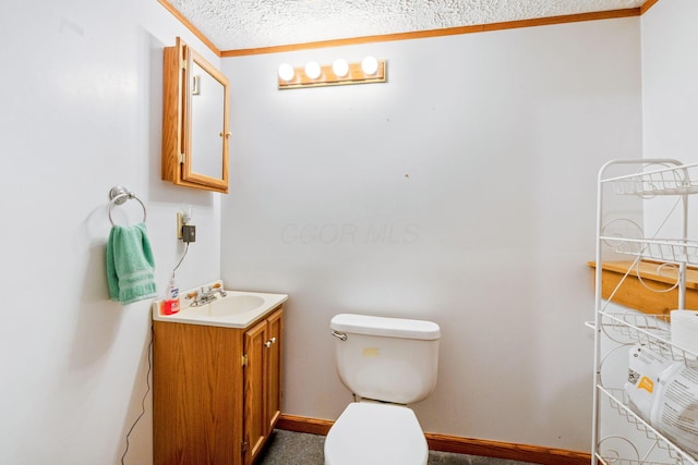 1111 Viewpointe Dr, Columbus, OH 43207 - bathroom featuring toilet, a textured ceiling, vanity, and crown molding