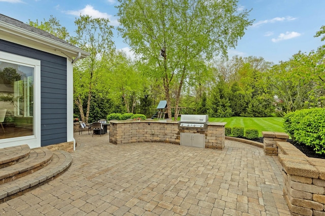 view of patio featuring an outdoor kitchen and grilling area
