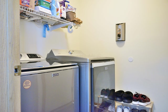 2651 Winningwillow Dr, Columbus, OH 43207 - laundry area featuring independent washer and dryer