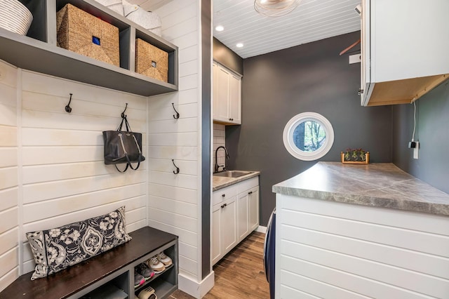mudroom with recessed lighting, a sink, baseboards, and wood finished floors