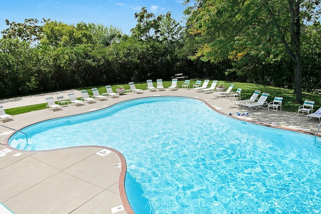 1000 Urlin Ave Unit 1407, Columbus, OH 43212 - community pool with a patio and a lawn