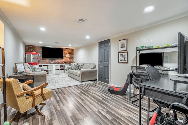 living area with visible vents, ornamental molding, wood finished floors, baseboards, and recessed lighting