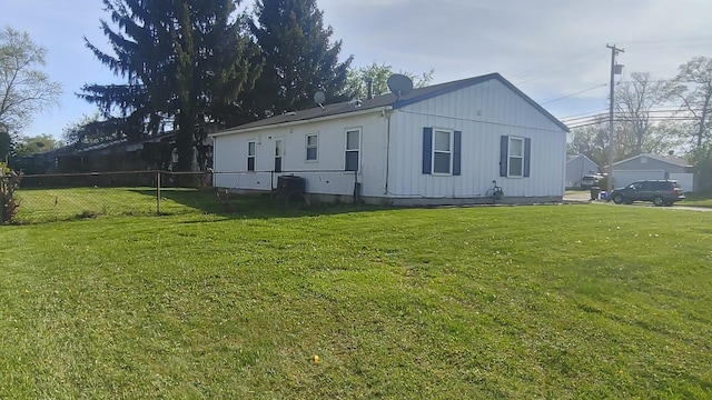 view of front of home with fence and a front yard