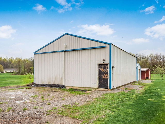 view of pole building featuring a yard