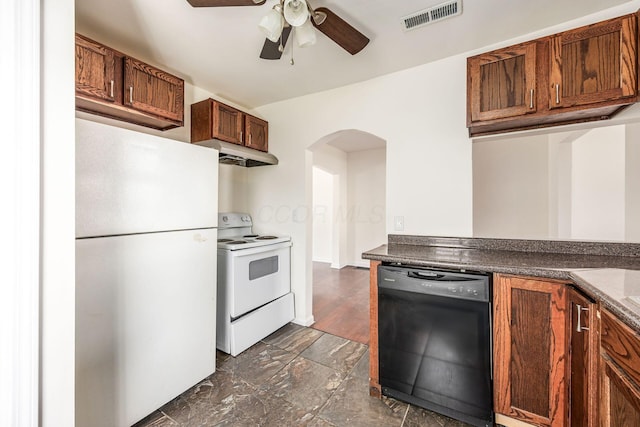 kitchen featuring visible vents, under cabinet range hood, arched walkways, white appliances, and a ceiling fan