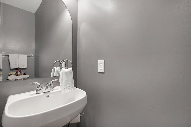 bathroom featuring a sink