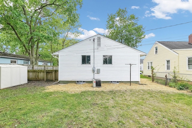 542 E Franklin St, Circleville, OH 43113 - rear view of property featuring a yard, fence, and central air condition unit