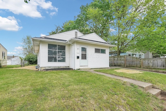 542 E Franklin St, Circleville, OH 43113 - rear view of house with entry steps, fence, and a yard