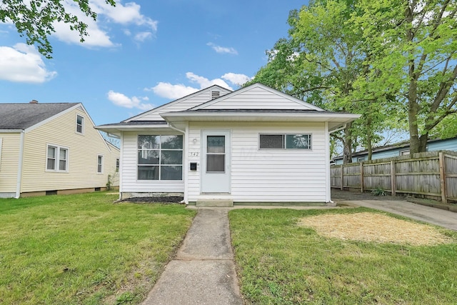 542 E Franklin St, Circleville, OH 43113 - view of front facade with fence and a front lawn