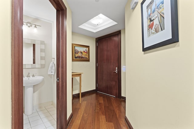 1 Miranova Pl Unit 1505, Columbus, OH 43215 - corridor featuring baseboards, a skylight, wood finished floors, and a sink