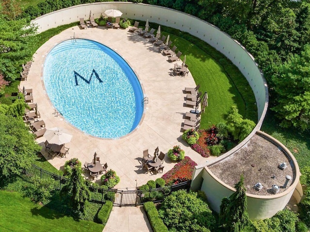 1 Miranova Pl Unit 1505, Columbus, OH 43215 - community pool with fence and a patio area
