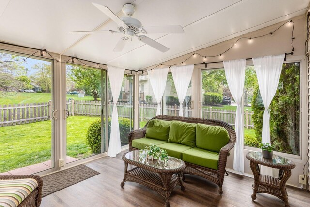sunroom / solarium featuring an outdoor hangout area and ceiling fan