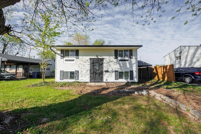 view of front facade featuring fence and a front yard