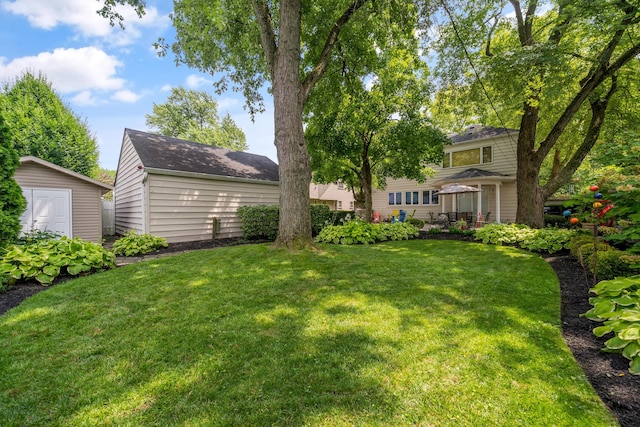 view of yard with an outdoor structure
