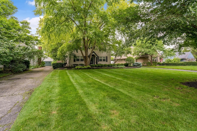 view of front facade featuring a front lawn