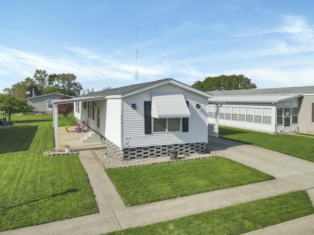 manufactured / mobile home with a front yard and driveway
