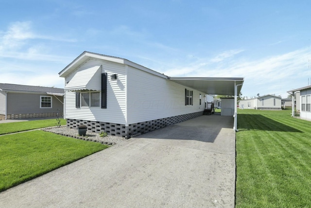 view of front of property with driveway, an attached carport, and a front yard